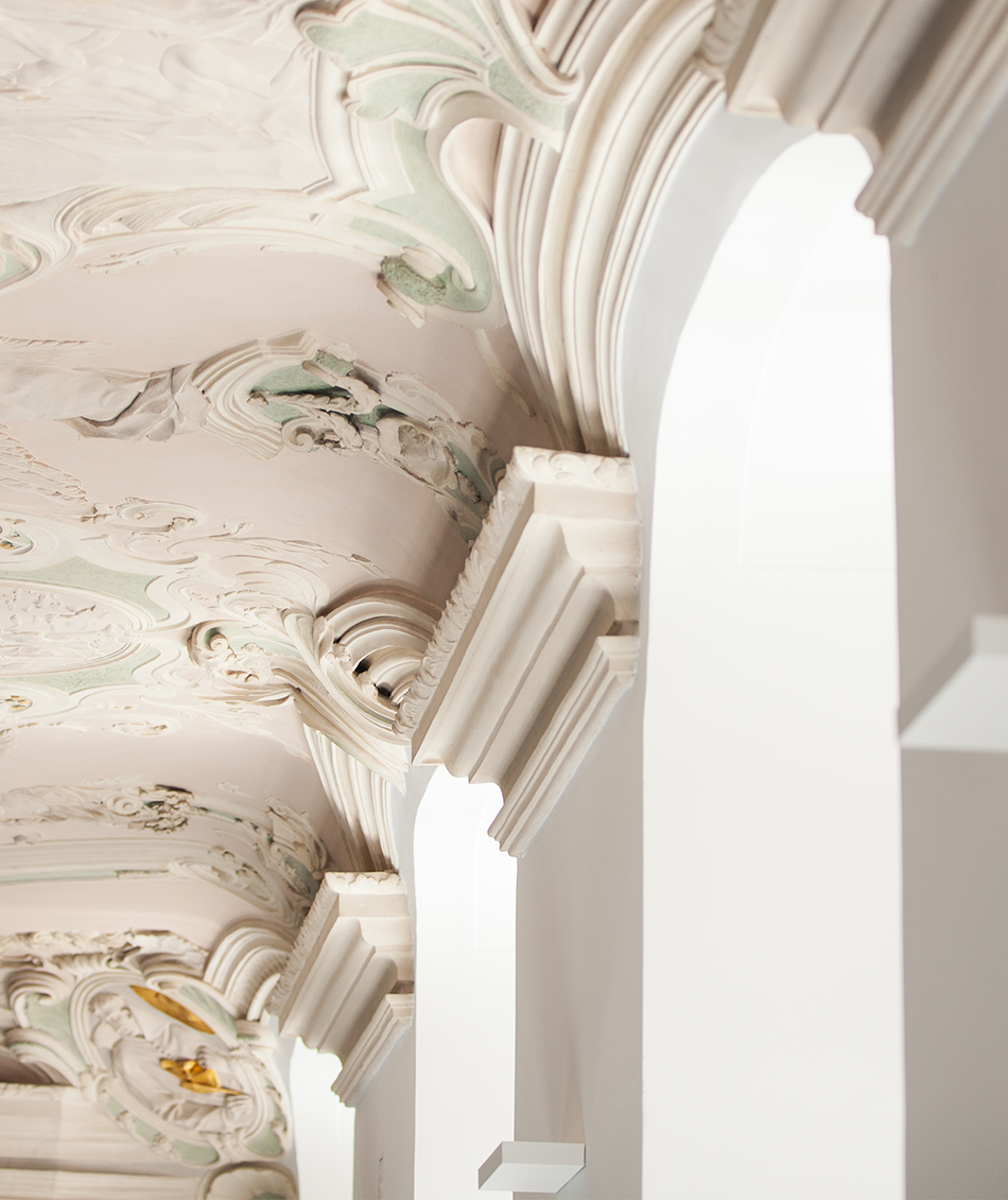 Blick an die Stuckdecke und Fensterlaibungen eines historischen Gebäudes.